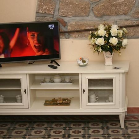Guest House Le Gemelle Luras Екстер'єр фото