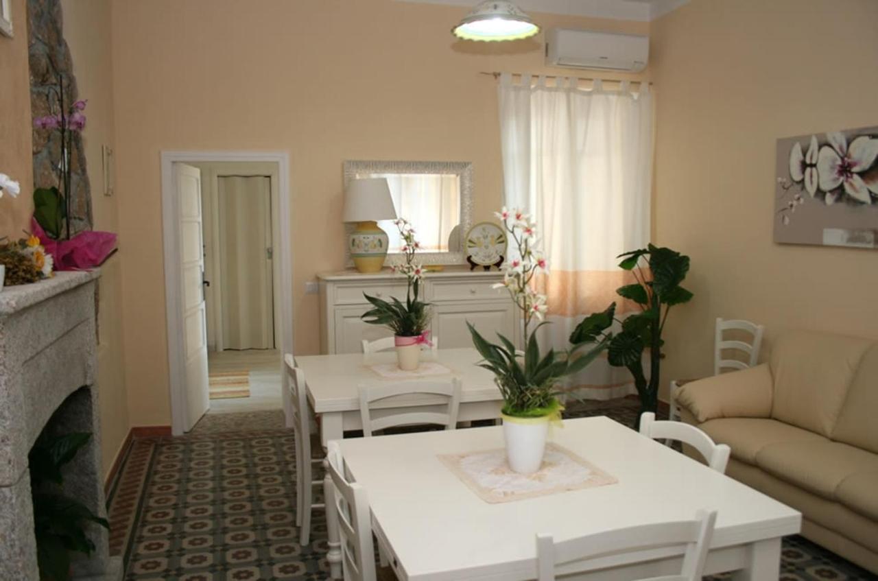 Guest House Le Gemelle Luras Екстер'єр фото