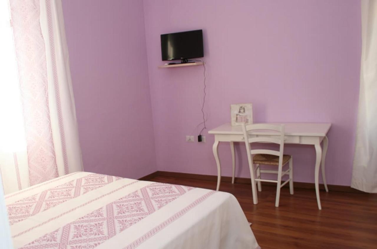 Guest House Le Gemelle Luras Екстер'єр фото
