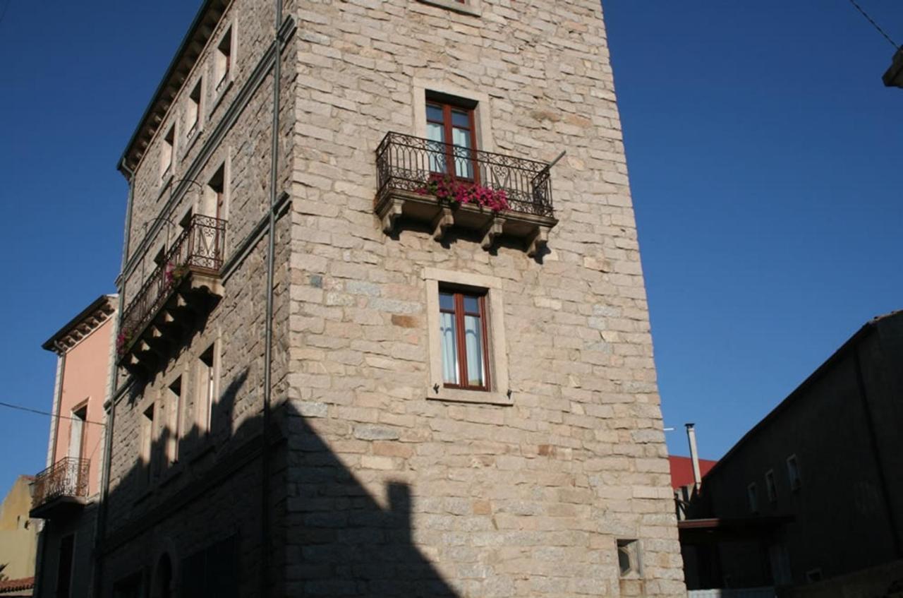 Guest House Le Gemelle Luras Екстер'єр фото
