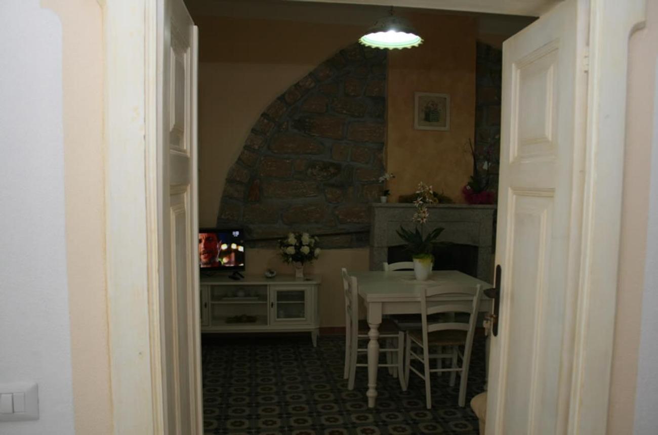 Guest House Le Gemelle Luras Екстер'єр фото