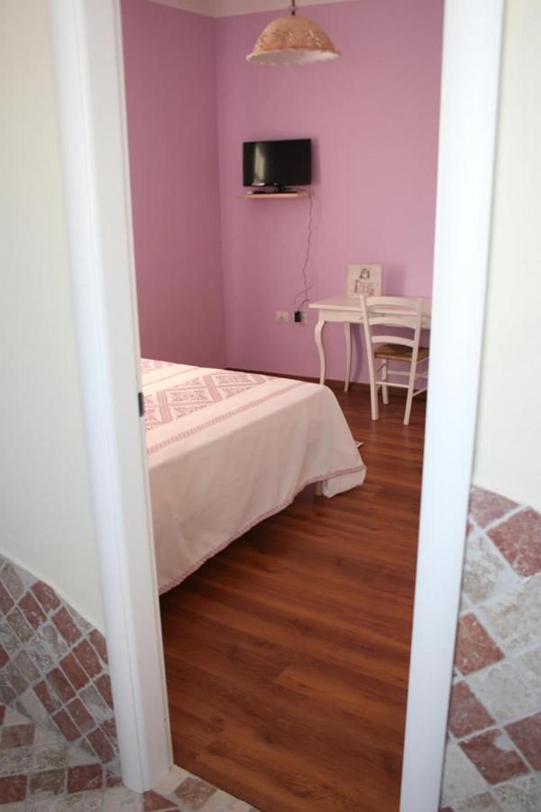 Guest House Le Gemelle Luras Екстер'єр фото