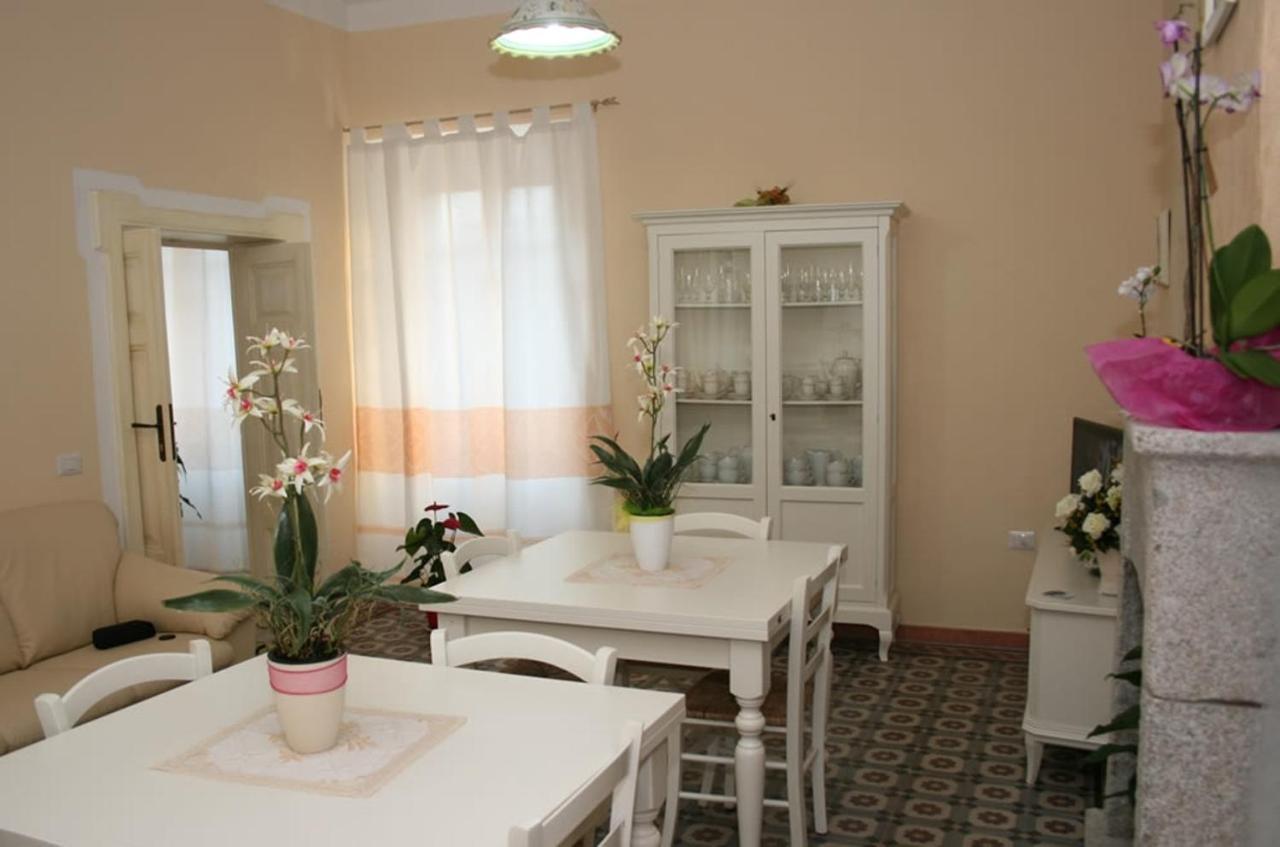 Guest House Le Gemelle Luras Екстер'єр фото