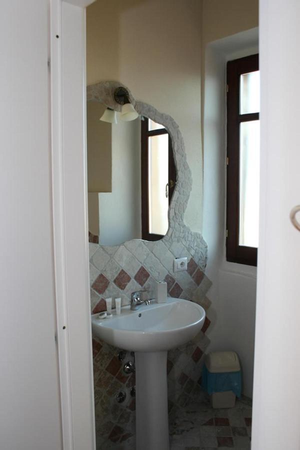 Guest House Le Gemelle Luras Екстер'єр фото