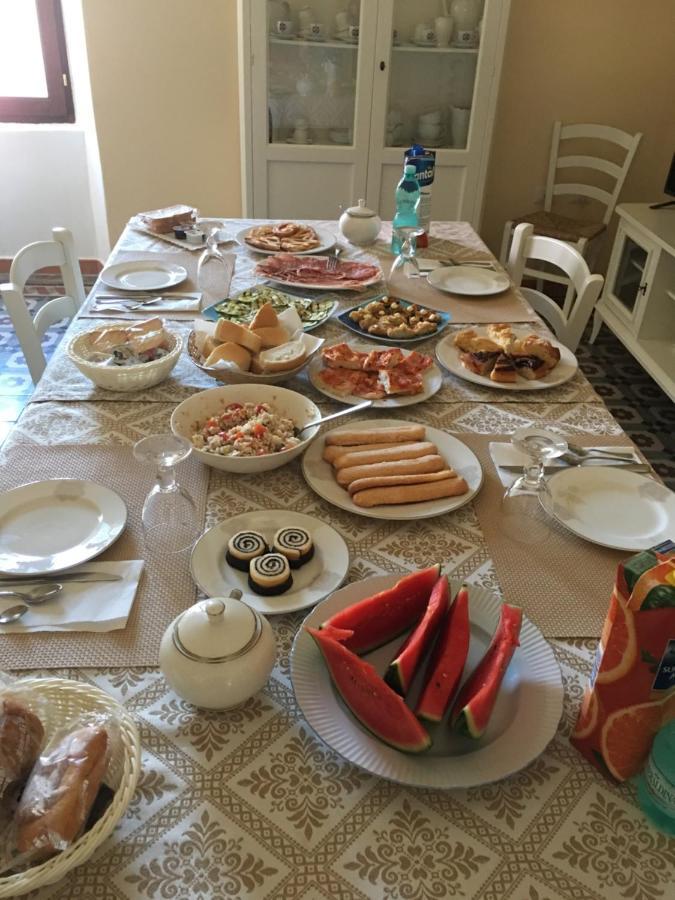 Guest House Le Gemelle Luras Екстер'єр фото