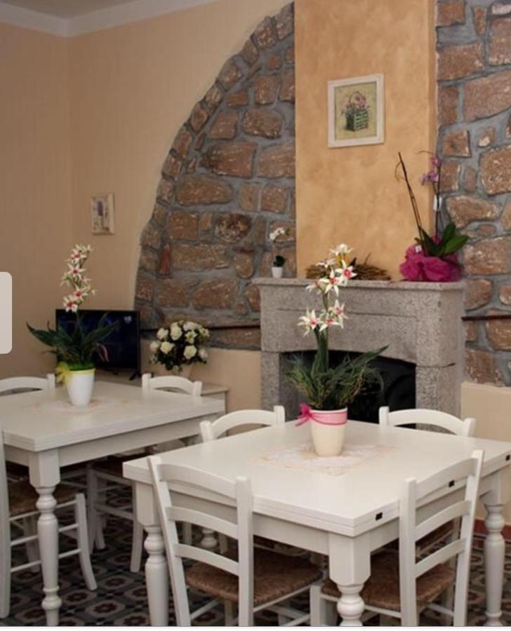 Guest House Le Gemelle Luras Екстер'єр фото