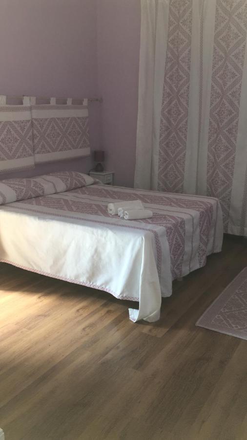 Guest House Le Gemelle Luras Екстер'єр фото