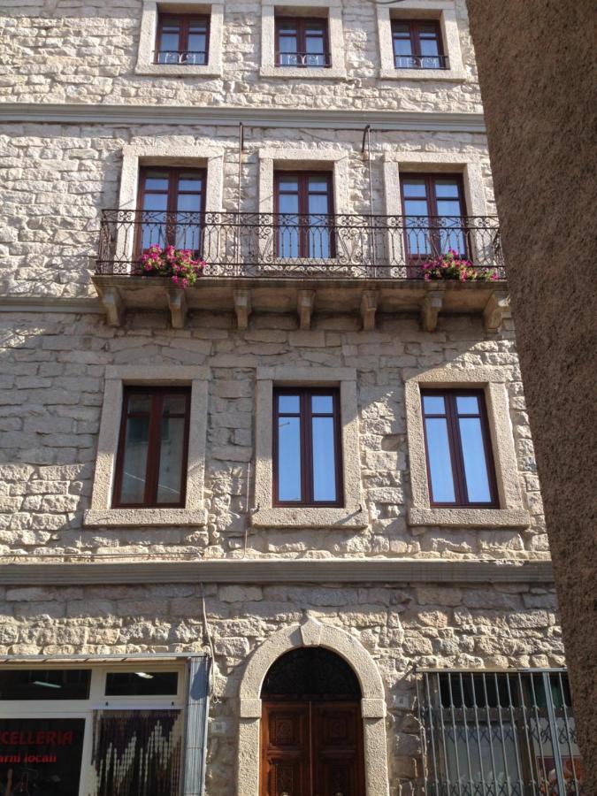 Guest House Le Gemelle Luras Екстер'єр фото